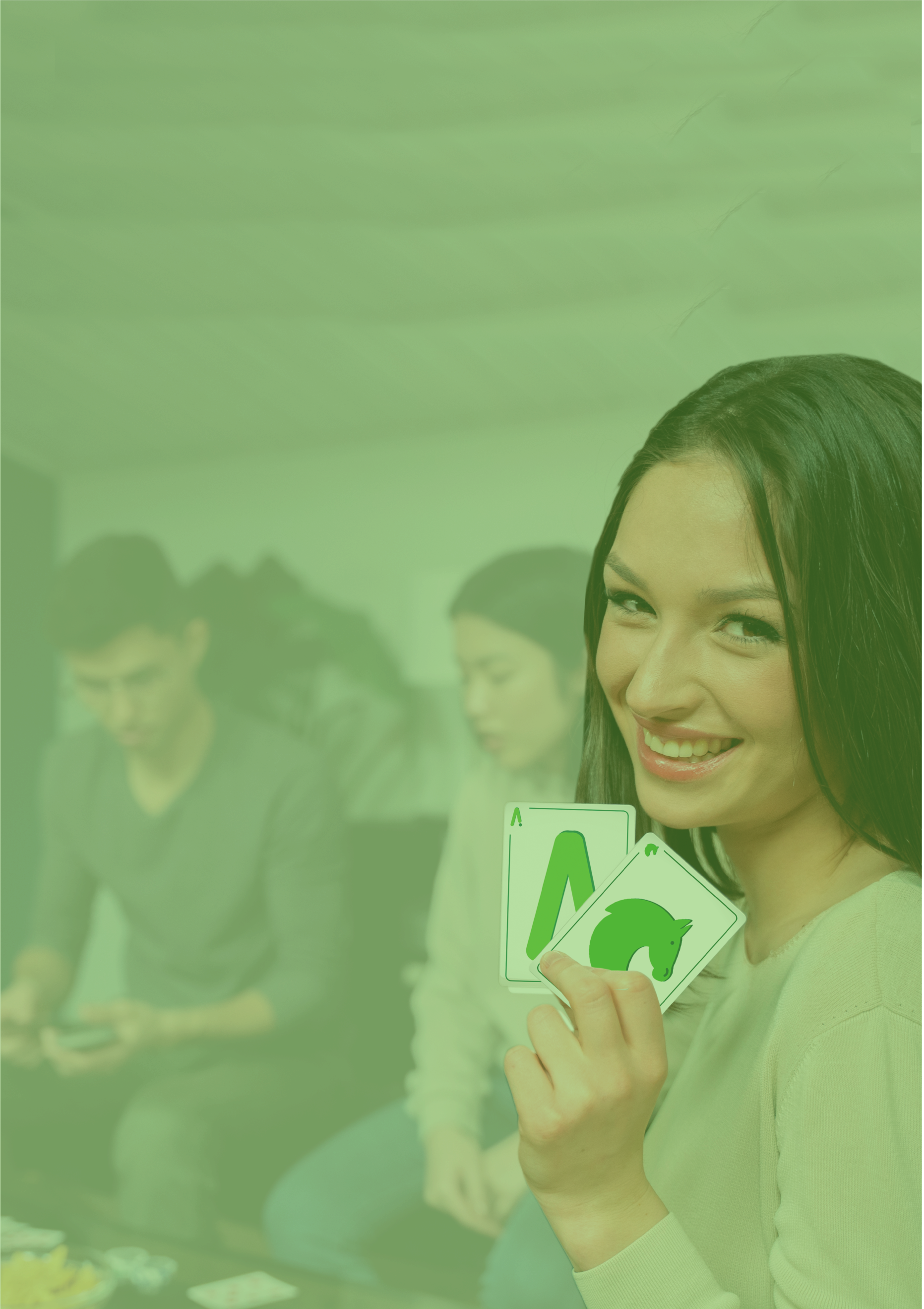 Un grupo de chicos jugando a las cartas, con tres personas en el fondo ligeramente difuminadas. Una chica en primer plano sostiene dos cartas de nuestras tarifas AS y Caballo.